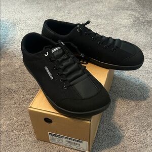 New In Box
Black Barefoot Minimalist Casual Shoes
Men 9 1/2
Women 11 1/2